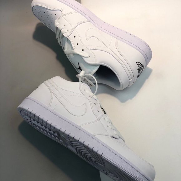 Athletic_Shoes